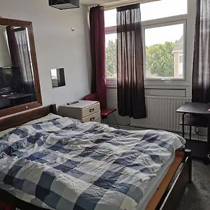 Quiet In Eltham Homestay