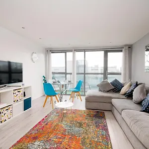 Stylish Close To Bridge Apartment